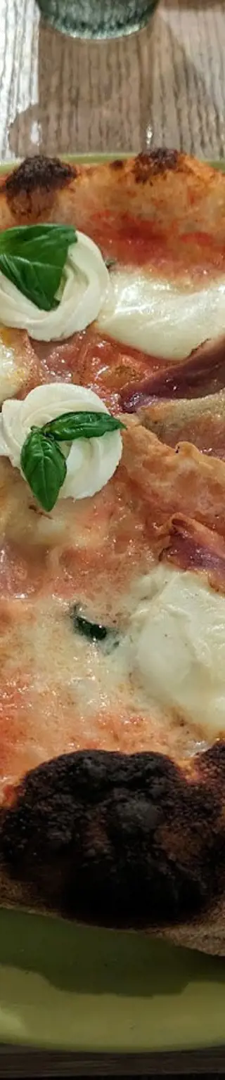 Schlemme eine neapolitanische Pizza in Italien